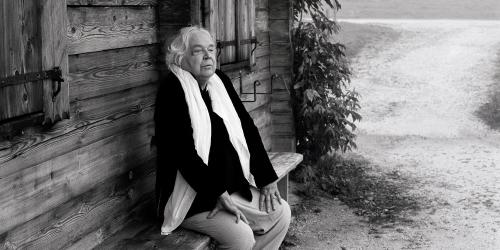 Thomas Harlan, auf einer Bank vor einer Hütte im Berchtesgadener Land sitzend, 2007.