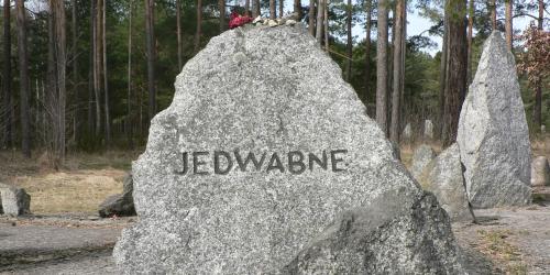 Stein mit der geschichtsverfälschenden Inschrift „Jedwabne“ auf dem Gelände des ehemaligen NS-Vernichtungslager Treblinka II. Es handelt sich um eine in Stein gemeißelte Lüge in puncto Täterschaft und den Tatort des Verbrechens. Die gesamte jüdische Gemeinschaft von Jedwabne wurde nicht von den Deutschen in Treblinka II ermordet. Foto: Katrin Stoll, 31. März 2022