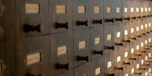 Aktenschrank mit Fächern