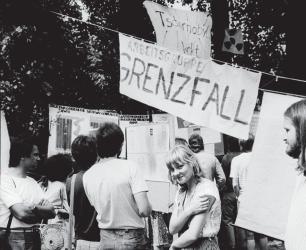 Ansicht einer Demo, eine junge Frau im Vordergrund