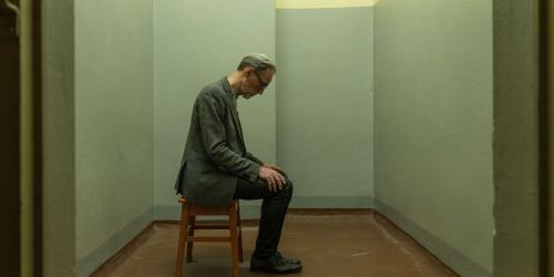 Protagonist Peter Keup im ehemaligen Stasigefängnis in Dresden