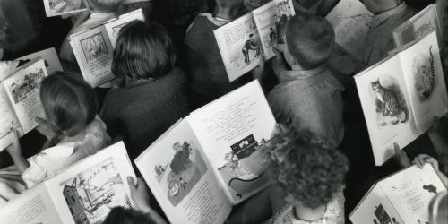 Kinder lesen Bücher