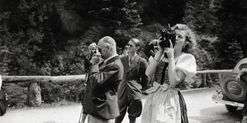 Eva Braun fotografiert, im Hintergrund Nazimänner, die ebenfalls fotografieren