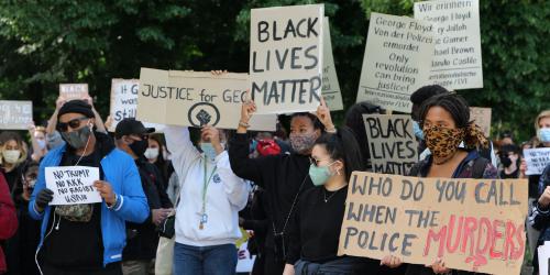 Kundgebung gegen Rassismus und Polizeigewalt an der Botschaft der USA in Berlin nach dem Mord an George Floyd durch einen Polizisten in den USA am 30. Mai 2020