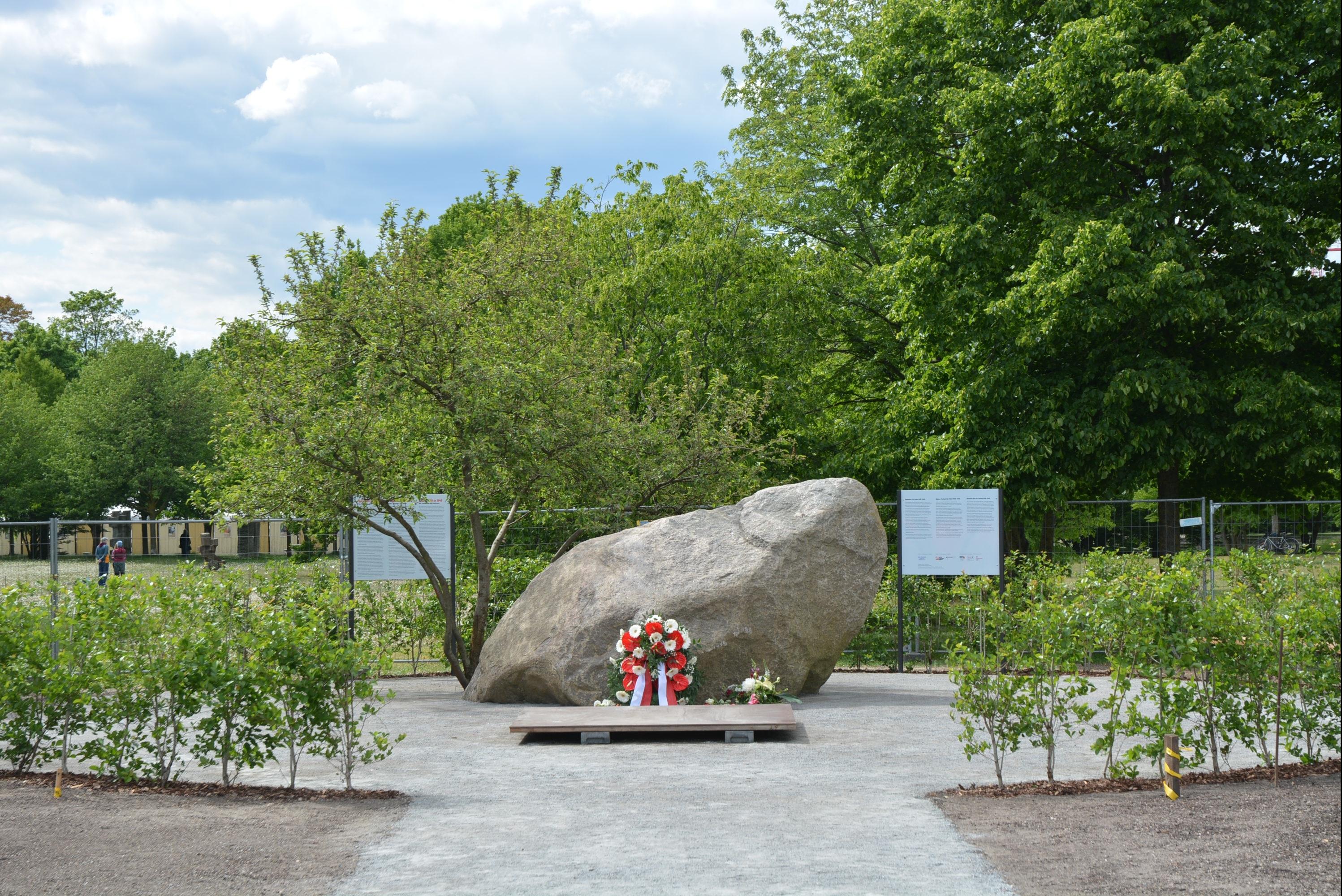 Temporärer Gedenkstein für die Opfer der deutschen Besatzung in Polen 1939-1945, aufgestellt am 16. April  2025 an der Stelle der Berliner Kroll-Oper.  Zukünftig ist ein dauerhaftes Mahnmal geplant in Verbindung mit einer Dokumentations- und Begegnungsstelle, dem bereits konzipierten Deutsch-Polnischen Haus (https://deutschpolnischeshaus.de/).