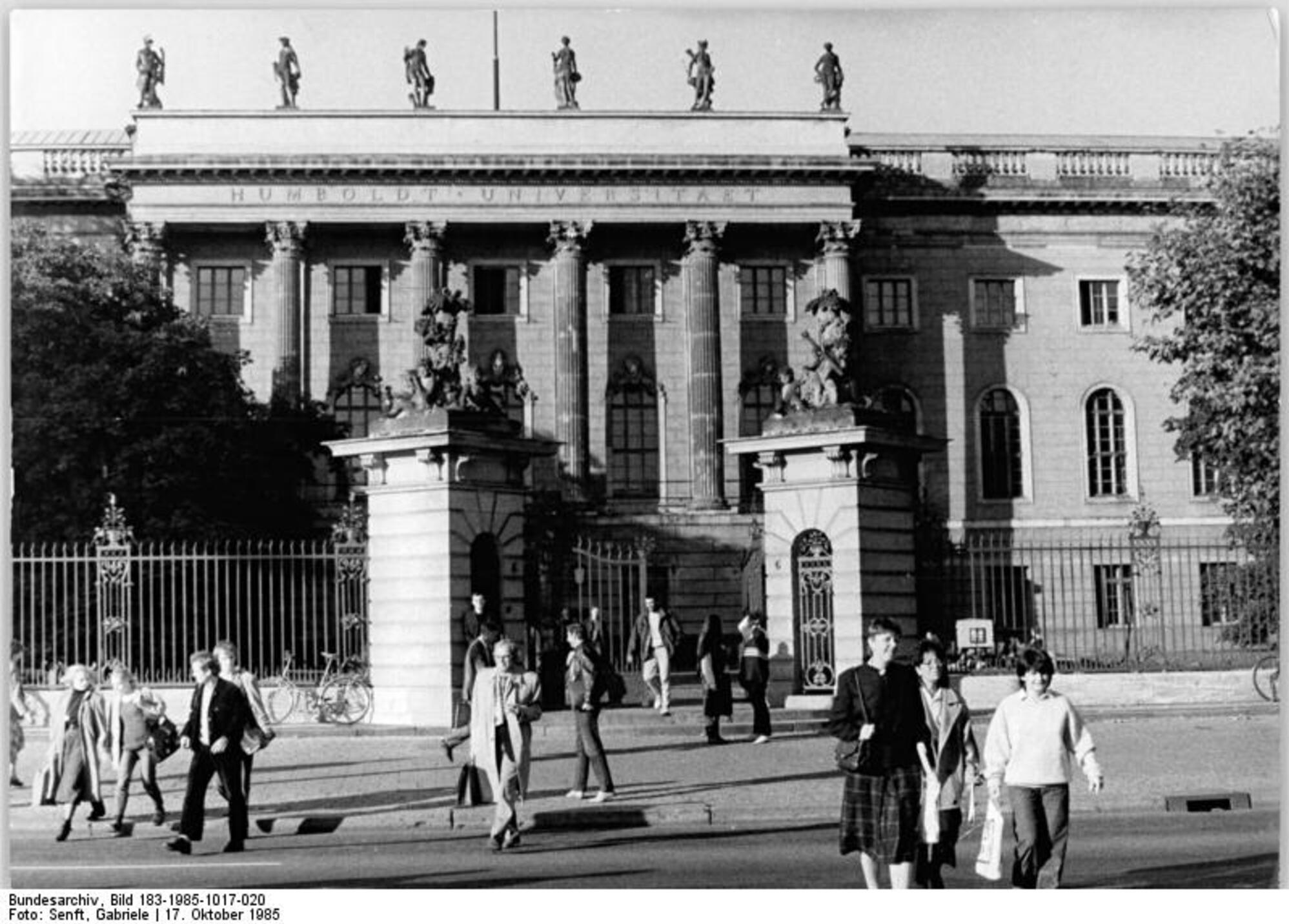 Bild vom Hauptgebäude der Humboldt-Universität zu Berlin vom 17.10.1985. Bundesarchiv, Bild 183-1985-1017-020 / CC-BY-SA 3.0