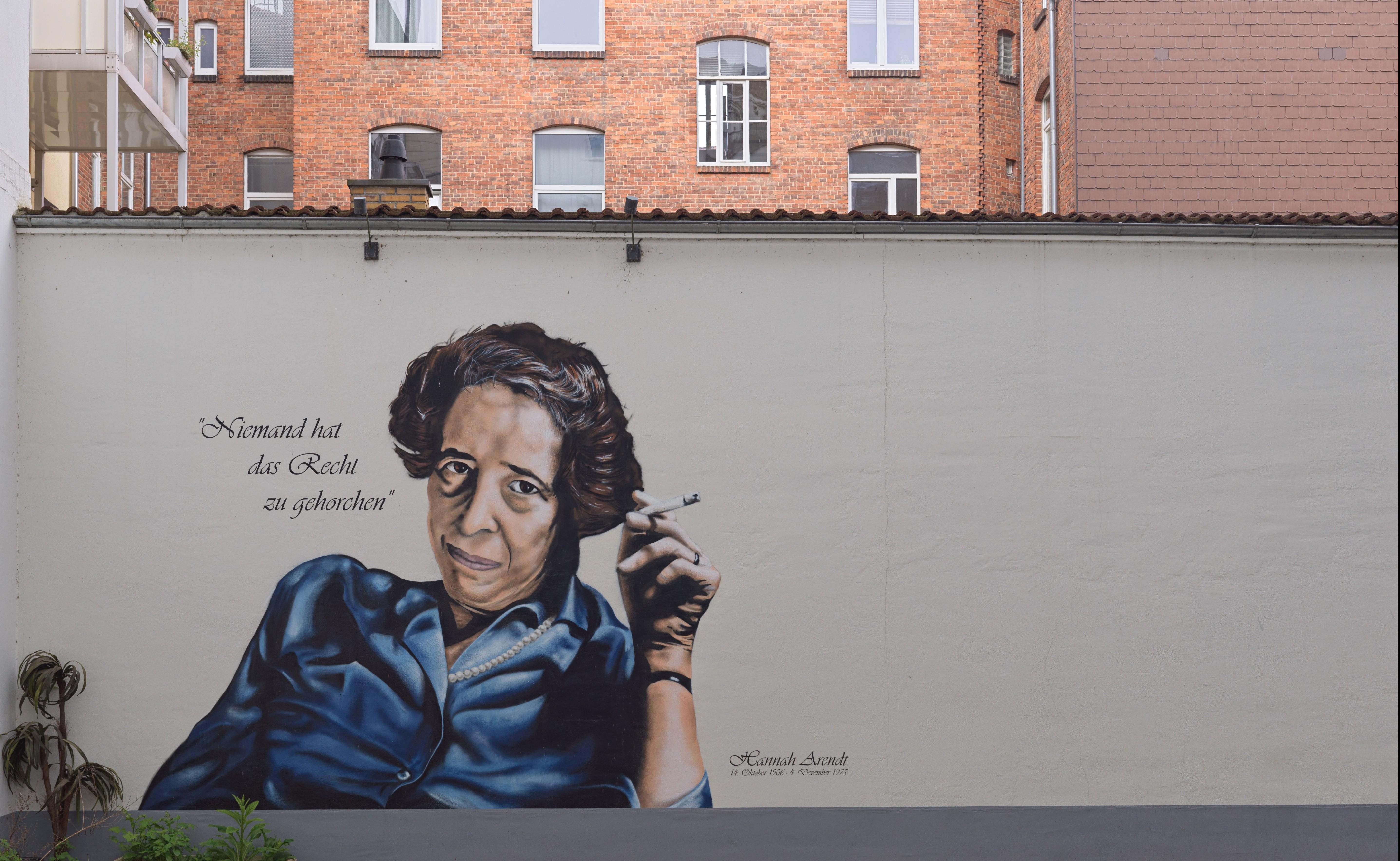 Hannah Arendt im Hof ihres Geburtshauses. Foto: Hannes Grobe (2024), CC BY-SA 4.0, Wikimedia Commons.