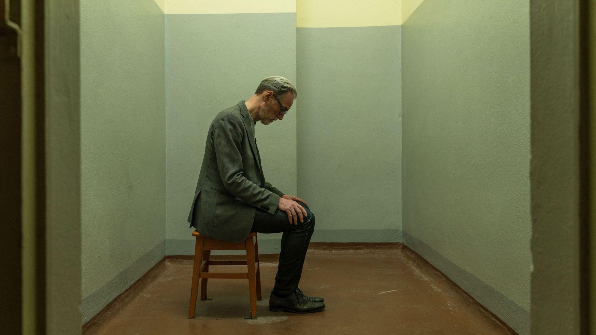 Protagonist Peter Keup im ehemaligen Stasigefängnis in Dresden