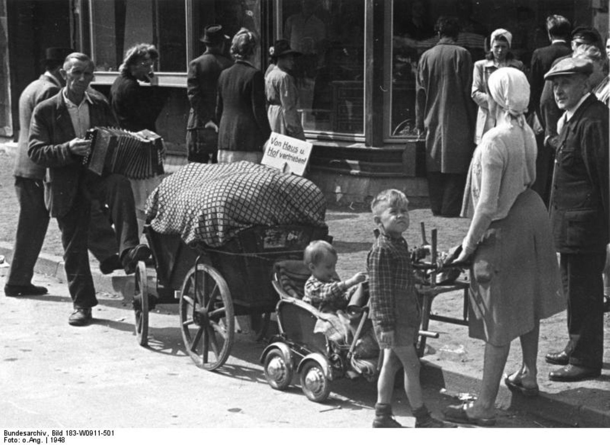 Geflüchtete in einer Einkaufsstraße, 1948