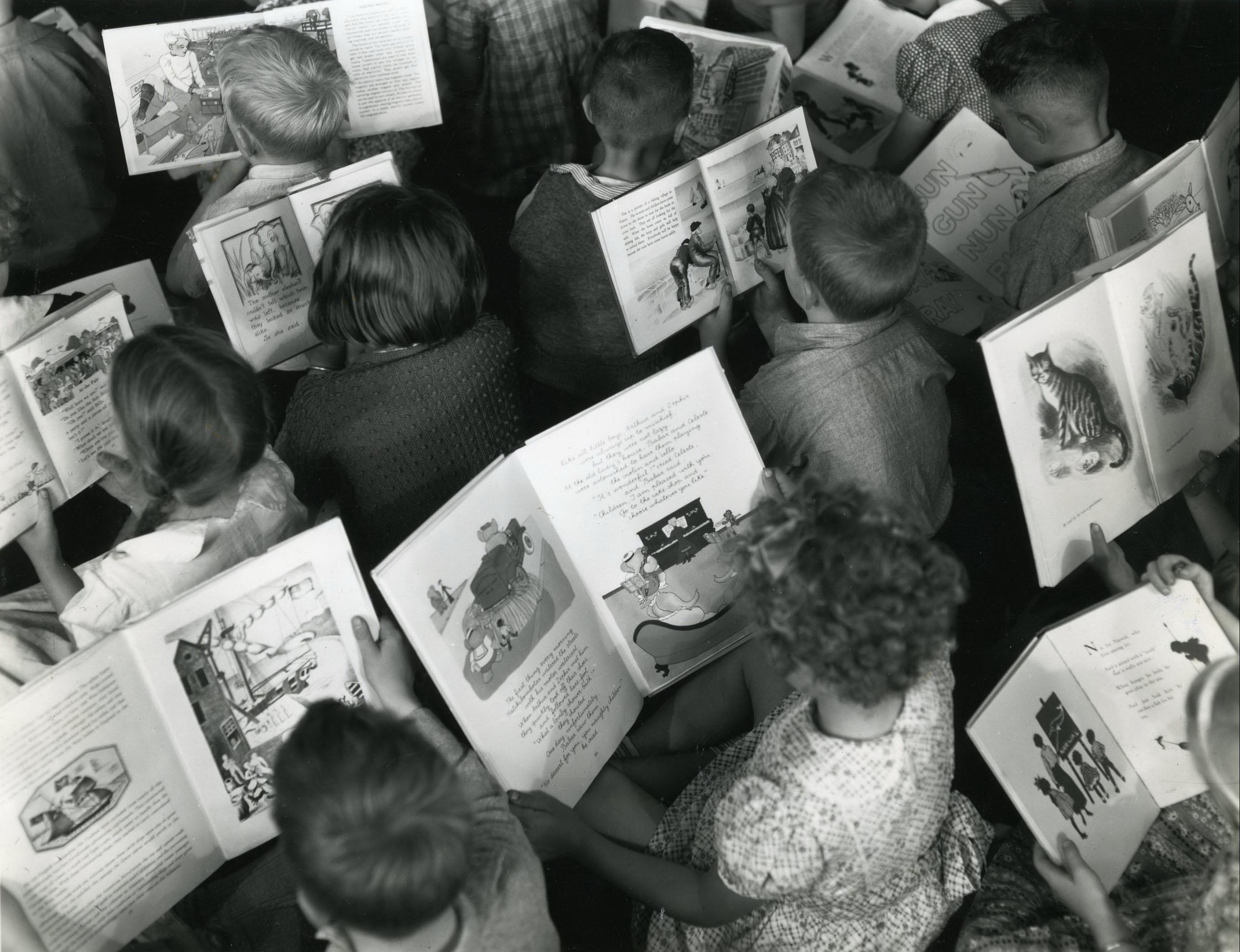 Kinder lesen Bücher