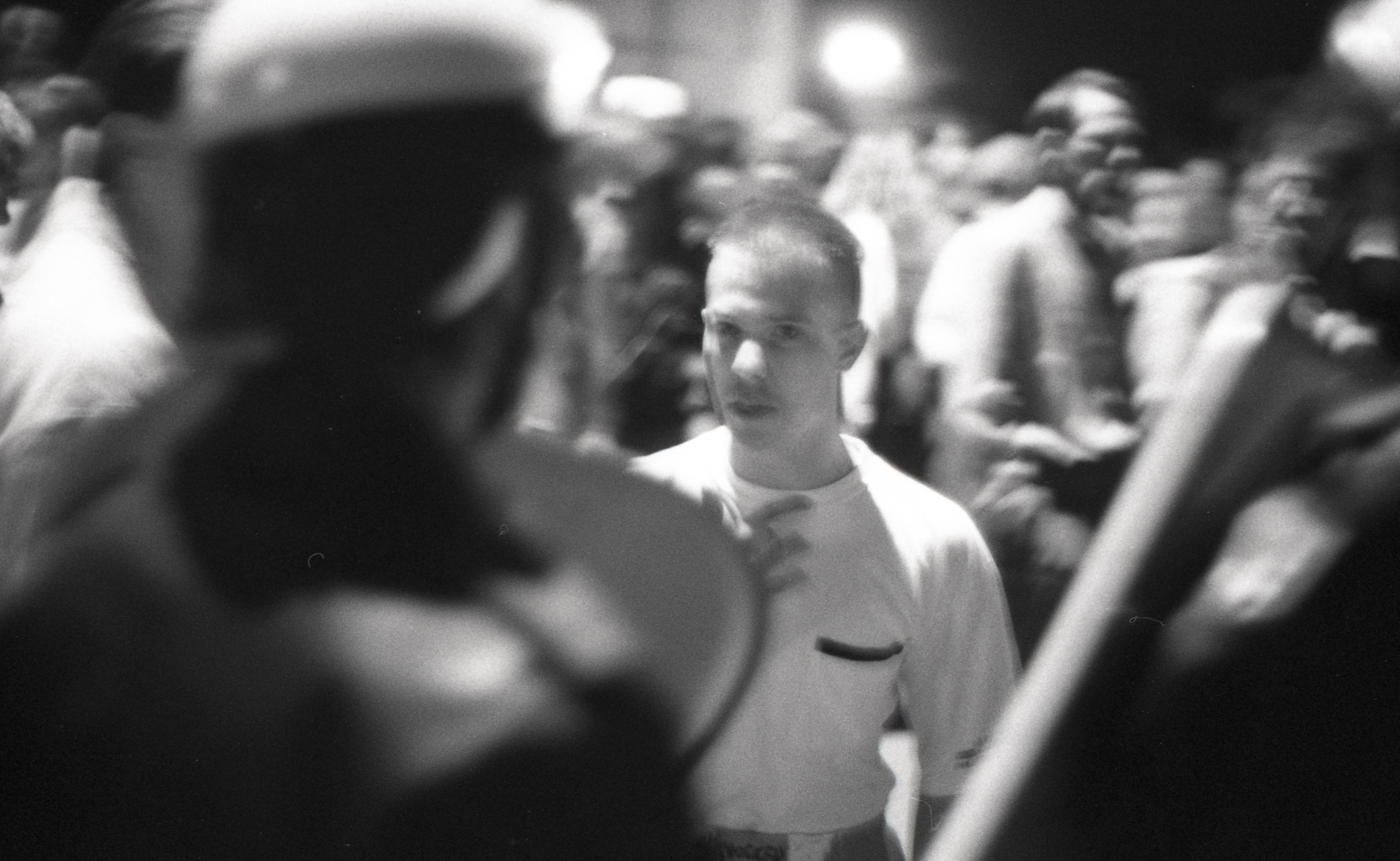 Ein rechter Jugendlicher auf Konfrontationskurs mit der Polizei während der rassistischen Ausschreitungen in Quedlinburg, September 1992.