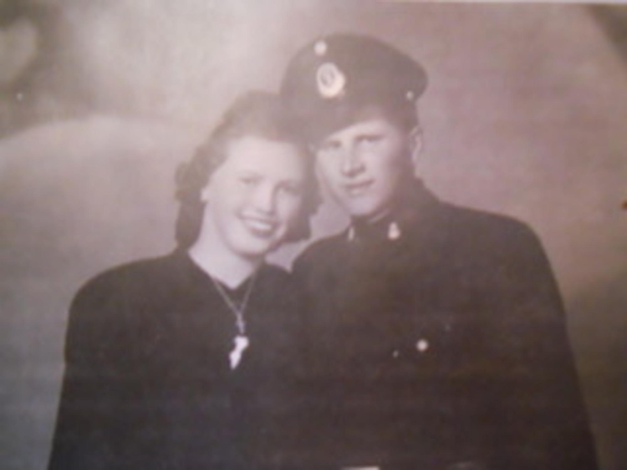 The only family photograph showing Vjeran’s grandparents in 1944, Bjelovar, Croatia. Quelle: Vjeran Pavlaković