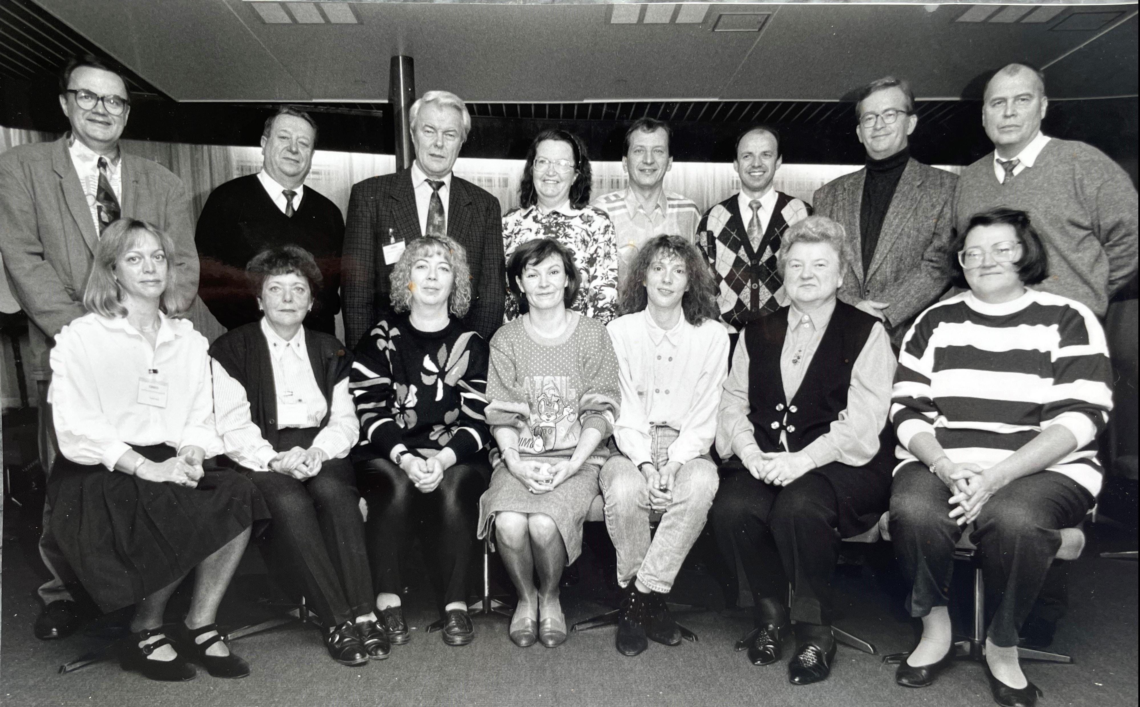 Das Bild zeigt ostdeutsche Mitarbeitende der „DAAD-Arbeitsstelle Berlin-Mitte“ (ASBM) mit dem westdeutschen Leiter des Büros (3. von links oben) auf einem Betriebsausflug in Rostock 1993. 