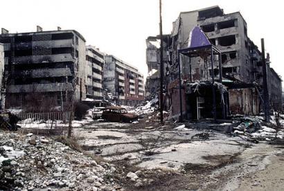Der Stadtteil Grbavica in Sarajevo, vier Monate nach dem offiziellen Ende des Bosnienkrieges und der Unterzeichning des Dayton-Abkommens. 9. März 1996