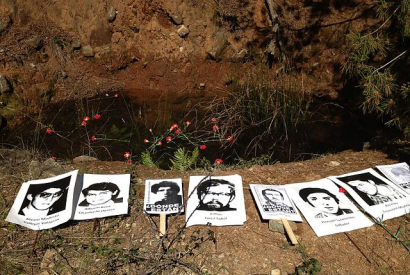 Das Grab der in der Colognia Dignidad während der Pinochet-Diktatur Gefolterten und Getöteten. Die Grabstelle wurde von der chilenischen Justiz bestätigt. Foto: Zazil-Ha Tronso, 12.September 2015 Wikimedia Commons, CC BY-SA 4.0