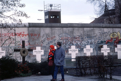 Symbolische Grabkreuze gedenken im Januar 1990 an die Opfer, die versucht haben über die Berliner Mauer in den Westen zu flüchten.