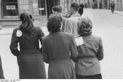 Wilna, Frauen mit Juden-Kennzeichen Kennzeichnung der Juden in Litauen, Juli 1941.