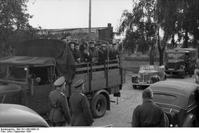  Transport verhafteter Juden auf einem LKW unter Bewachung von Polizei und Sicherheitsdienst. © Bundesarchiv, Bild 101I-380-0069-33 / Lifta / CC-BY-SA 3.0