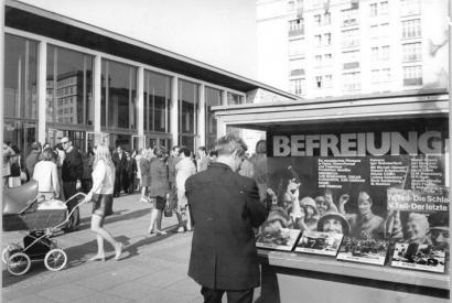 © Joachim Spremberg, Bundesarchiv, Bild 183-L0508-0031 / CC-BY-SA. Titel: Berlin, Karl-Marx-Allee, Kino "International", 1972