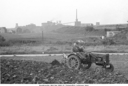 Traktor vor Fabrik