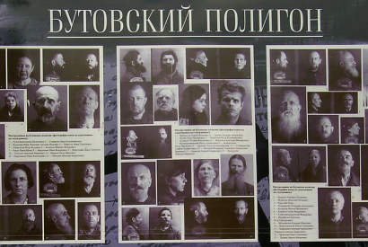 Der Große Terror. Teilansicht einer Gedenktafel mit Fotos von Opfern des Großen Terrors, die auf dem NKWD-Schießplatz in Butowo bei Moskau erschossen wurden.