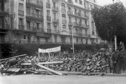 Strassen-Barrikade in Algier 1960, errichtet von Gegnern der FLN zur Unterstützung des franz. Generals Massu