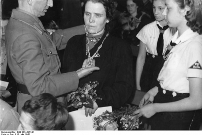 Auszeichnung einer Mutter in der Berliner Litzmannschule 17.5.1943