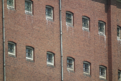 Gitterfensterfront des Frauengefängnisses Hoheneck in Stollberg/Erzgeb. in Sachsen
