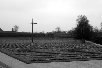 Gedenkkreuz auf dem Nationalfriedhof vor den Toren Theresienstadts
