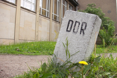 Grenzstein mit der Aufschrift "DDR"