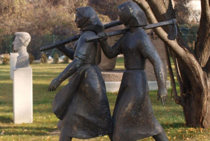 Skulptur im Park des Museums für sozialistische Kunst in Sofia - Mitarbeiter des TKZS