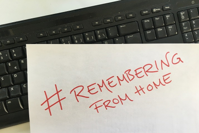 Papier mit #Rememberingfromhome-Aufschrift auf Tastatur