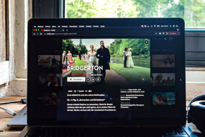 Laptop Desktop mit geöffnetem Netflix-Account der Serie Bridgerton