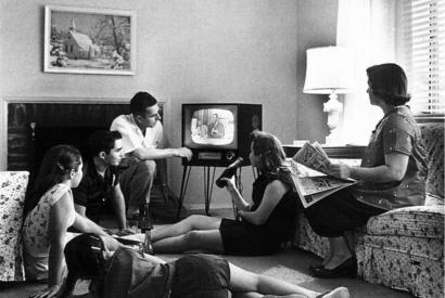 Familie beim Fernsehen, ca. 1958