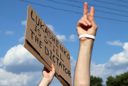 Protest in Belarus, Minsk, Schild mit der Aufschrift: Lukashenko is still the Dictator