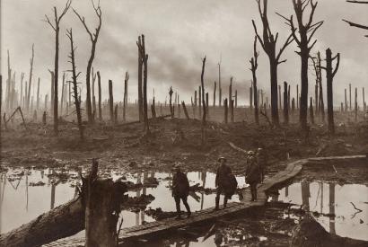 Foto: Australische Soldaten in der Nähe des Ypernbogens in Belgien am 29. Oktober 1917 von Frank Hurley.  Quelle: Wikimedia Commons Australian War Memorial. Bildnummer E01220.