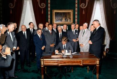 President Kennedy signs the Limited Nuclear Test Ban Treaty, 7. Oktober 1963. 