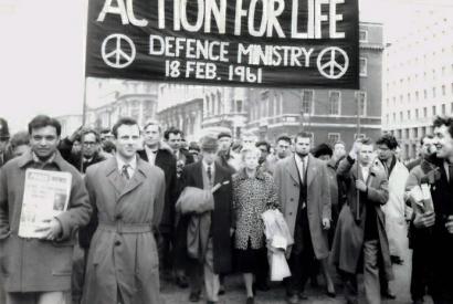 Bertrand Russell & his wife Edith Russell lead anti-nuclear march, 18. Februar 1961 
