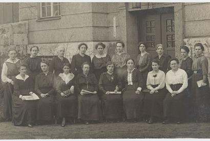 Die weiblichen Abgeordneten der MSPD in der Weimarer Nationalversammlung am 1. Juni 1919. Bestand des Historischen Museums Frankfurt