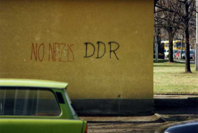 Dresden 1994, Auf einer Hauswand steht geschrieben "No Nazis, DDR", im Vordergrund ein Trabant Kombi