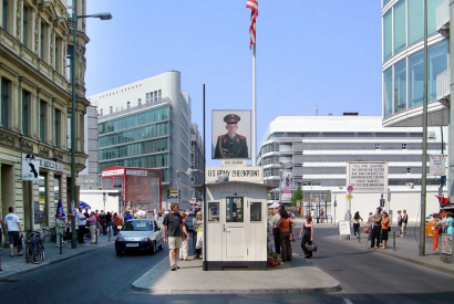 Foto: Checkpoint Charlie aus der Perspektive der ehemaligen US-Zone auf die ehemalige Sowjetzone