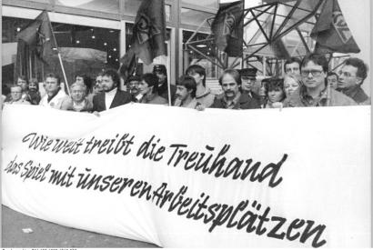 Stahlarbeiter protestieren vor dem Gebäude der Treuhand, Berlin 1990