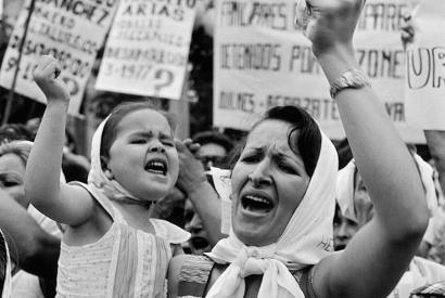 Foto: Mutter und Tochter mit weißen Kopftüchern bei Protesten auf der Plaza de Mayo, Buenos Aires, 1982.