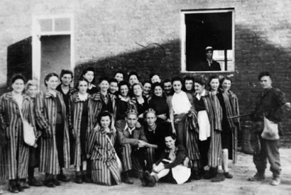 Befreite jüdische Frauen mit Soldaten der Battalion "Zośka" der polnischen Heimatarmee