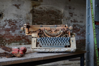 Foto: Schreibmaschine in einer verlassenen Fabrik, Sommer 2019. © Annette Vowinckel.