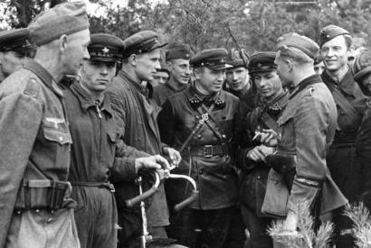 Treffen deutscher und sowjetischer Soldaten in Polen