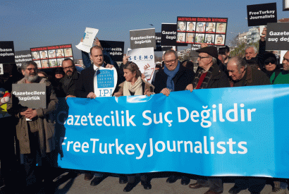 Türkische Journalisten demonstrieren gegen die Inhaftierung ihrer Kollegen 
