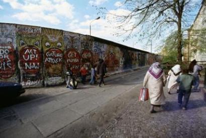 Leben an der Mauer in Kreuzberg am Leuschnerdamm, hier bemalt von dem Graffiti-Künstler Indiano (Jürgen Große), April 1990