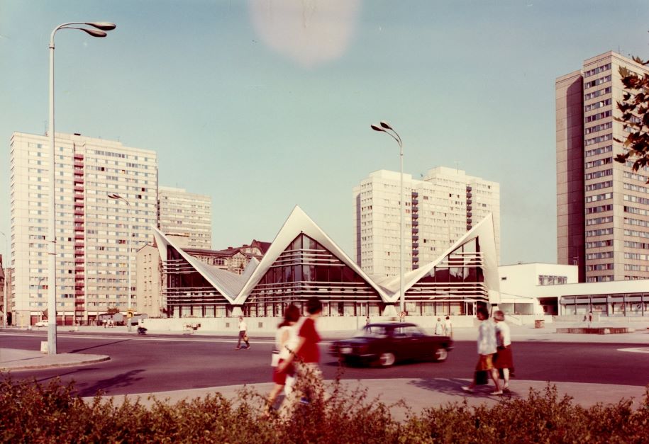 Das Ahornblatt und die Hochhäuser der Fischerinsel um 1973. Hinter der Gaststät-te sind noch Altbauten zu erkennen, die später abgerissen wurden. Quelle: Müther-Archiv/Baukunstarchiv